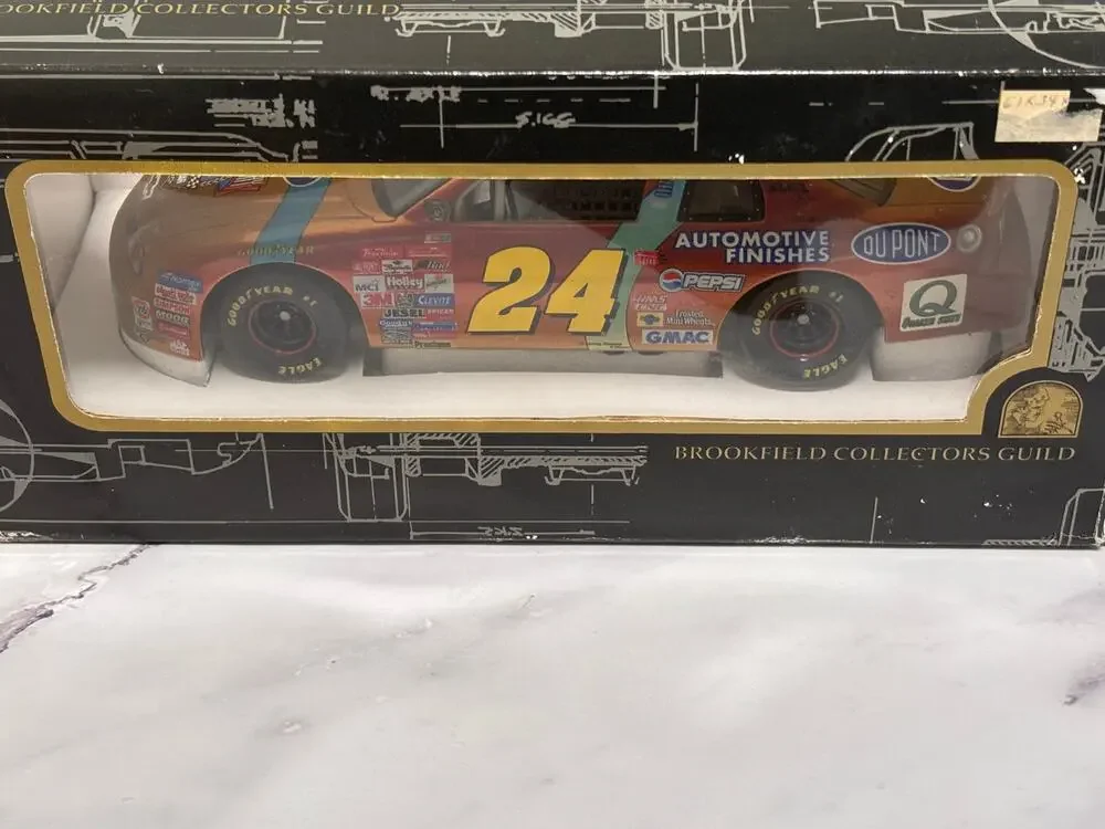 Brookfield Collectors Guild Jeff Gordon #24 Chromalusion Dupont 1997 1/24 Scale